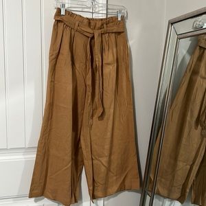 NEW with Tags Forever 21 Cropped pants, size a medium, khaki